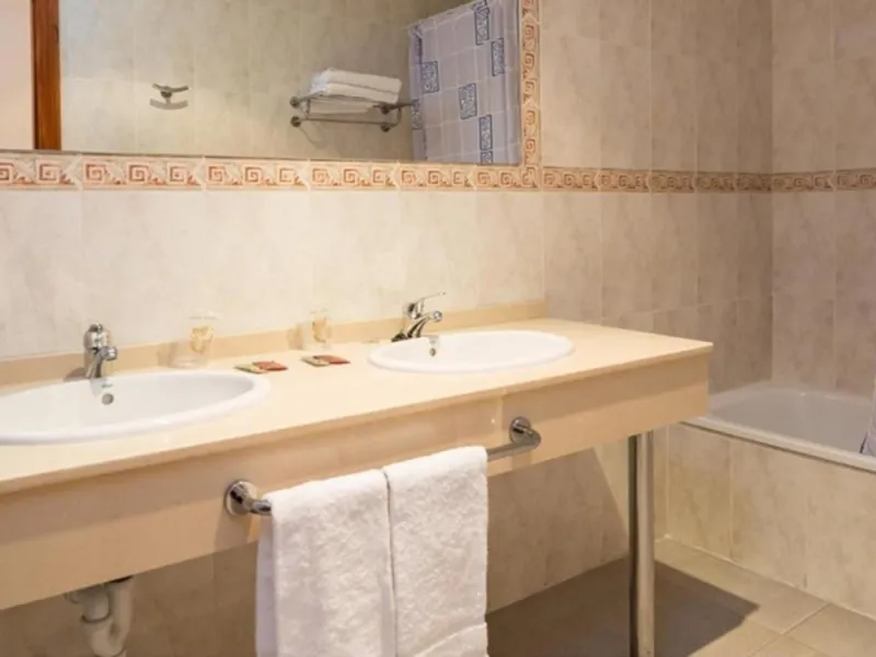 Hotel with operator in the heart of Estepona, with the possibility of becoming a residential block of apartments.