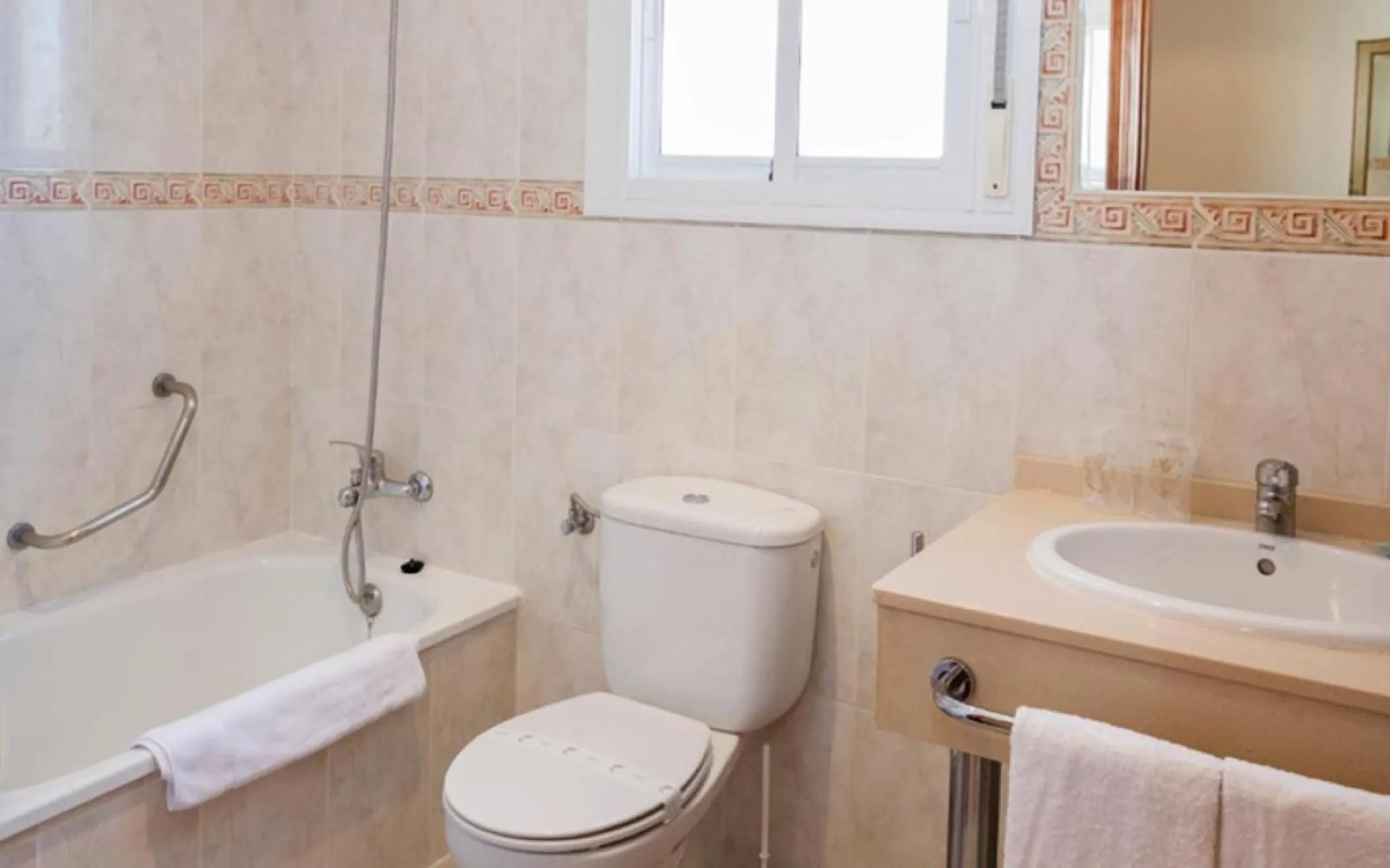 Hotel with operator in the heart of Estepona, with the possibility of becoming a residential block of apartments.