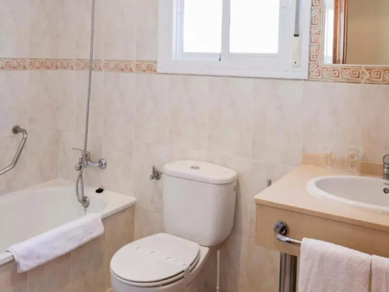 Hotel with operator in the heart of Estepona, with the possibility of becoming a residential block of apartments.