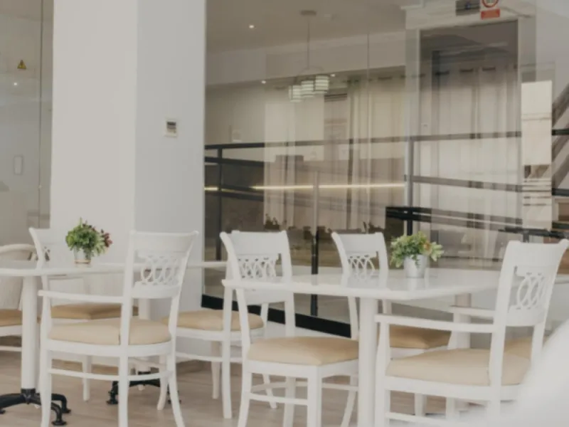 Hotel with operator in the heart of Estepona, with the possibility of becoming a residential block of apartments.