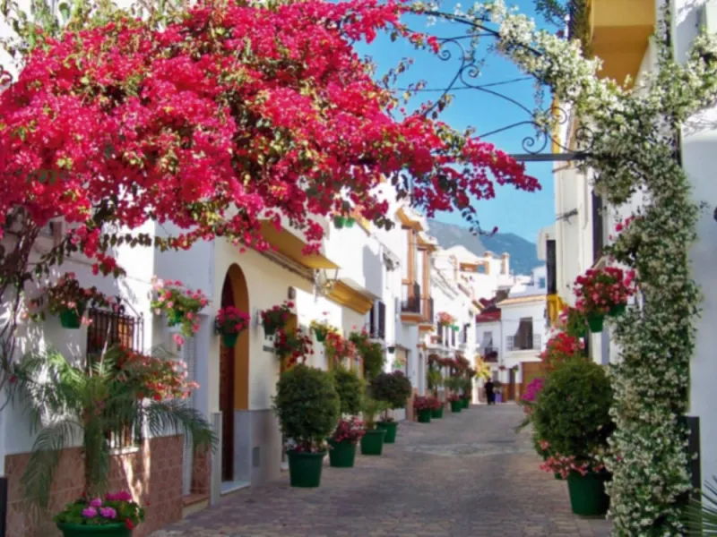 Hotel with operator in the heart of Estepona, with the possibility of becoming a residential block of apartments.