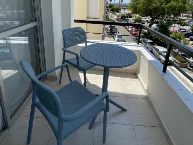 Hotel with operator in the heart of Estepona, with the possibility of becoming a residential block of apartments.