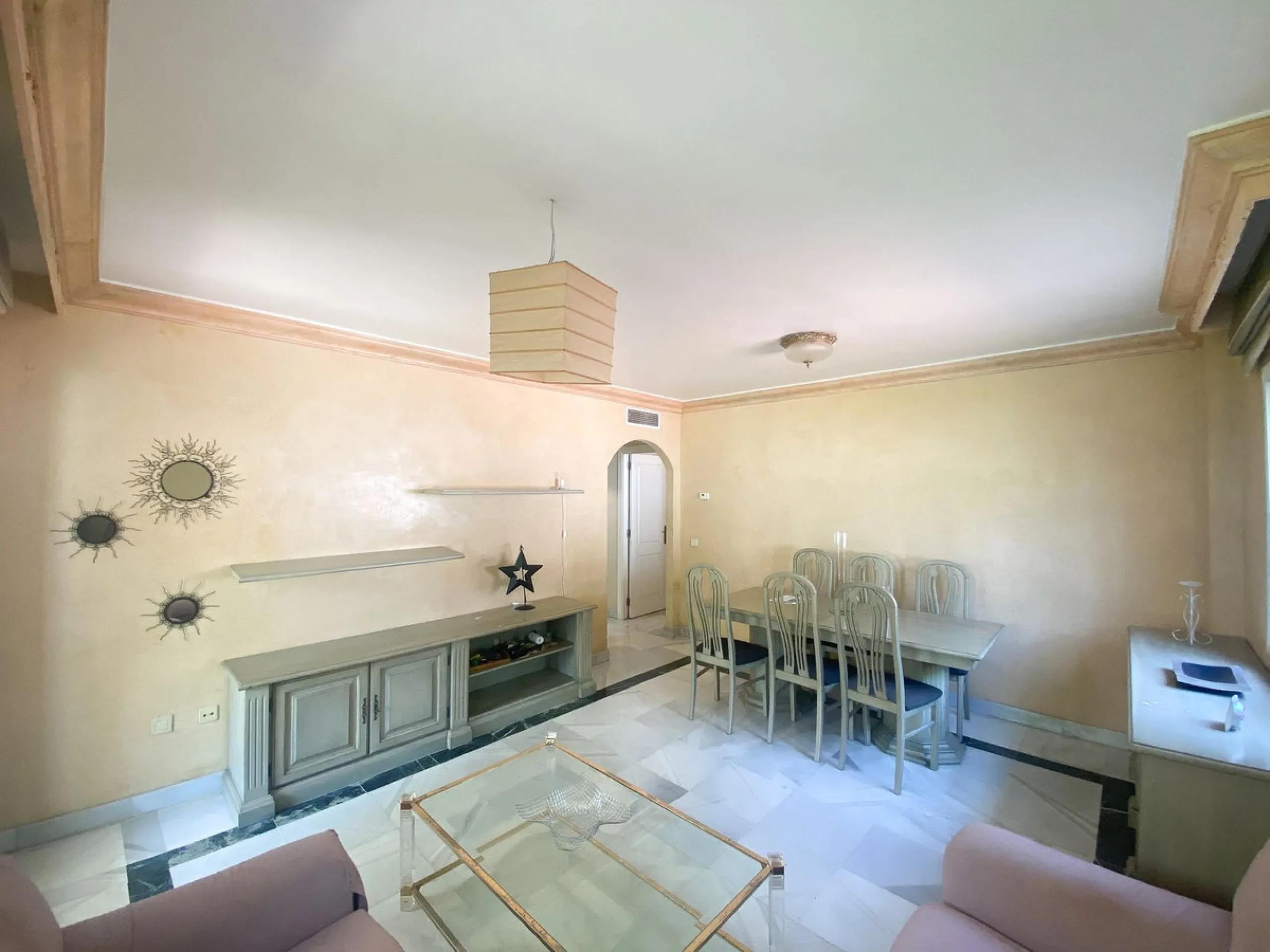 Located in a prestigious urbanization in Nagüeles, in the exclusive neighborhood of La Carolina, Guadalpin, Marbella, this property offers a unique lifestyle.