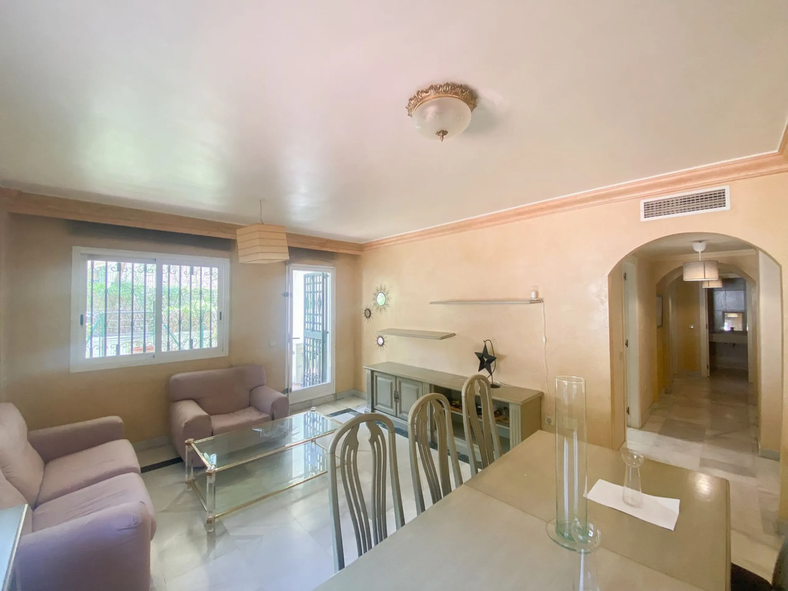 Located in a prestigious urbanization in Nagüeles, in the exclusive neighborhood of La Carolina, Guadalpin, Marbella, this property offers a unique lifestyle.