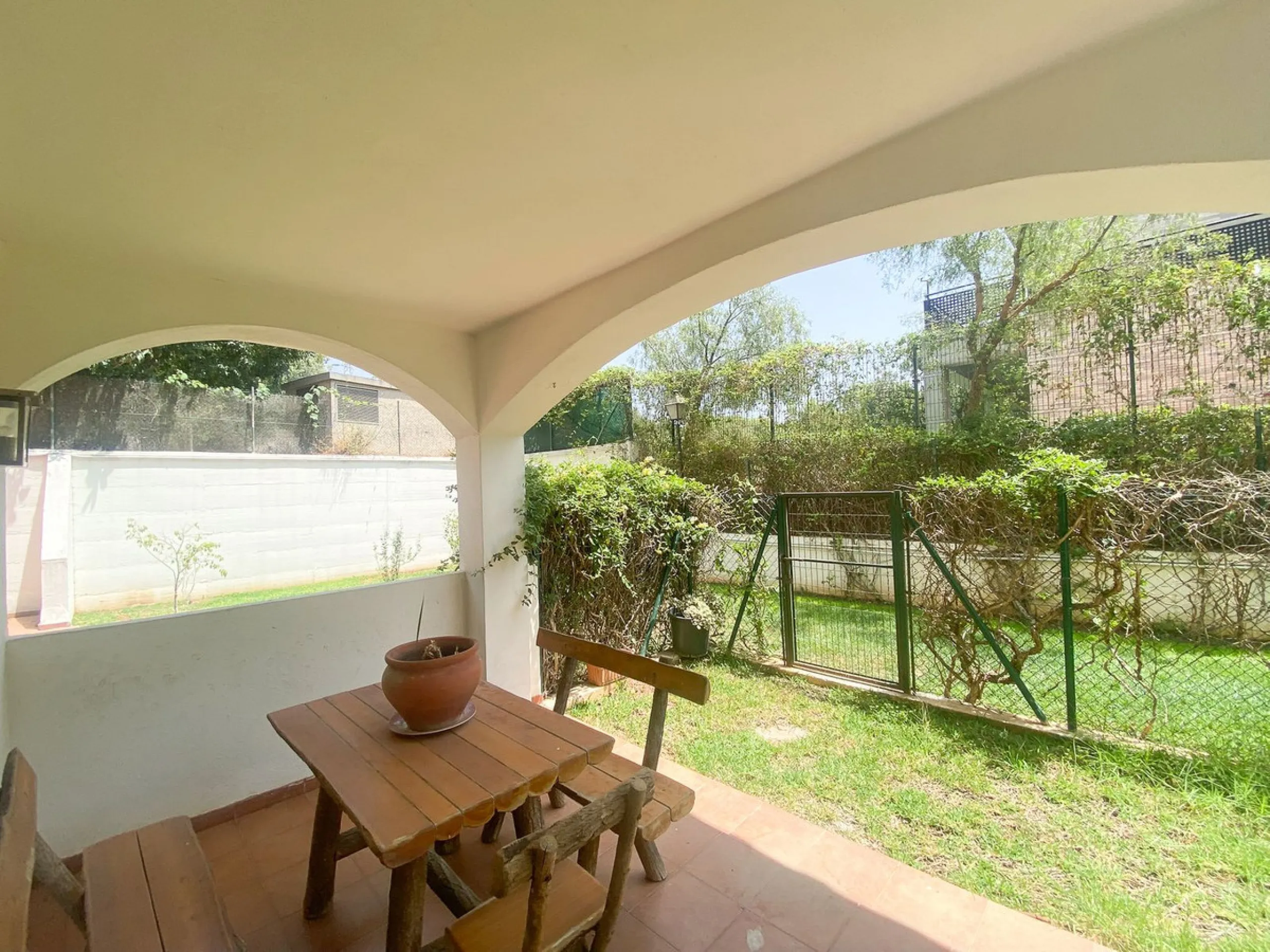 Located in a prestigious urbanization in Nagüeles, in the exclusive neighborhood of La Carolina, Guadalpin, Marbella, this property offers a unique lifestyle.