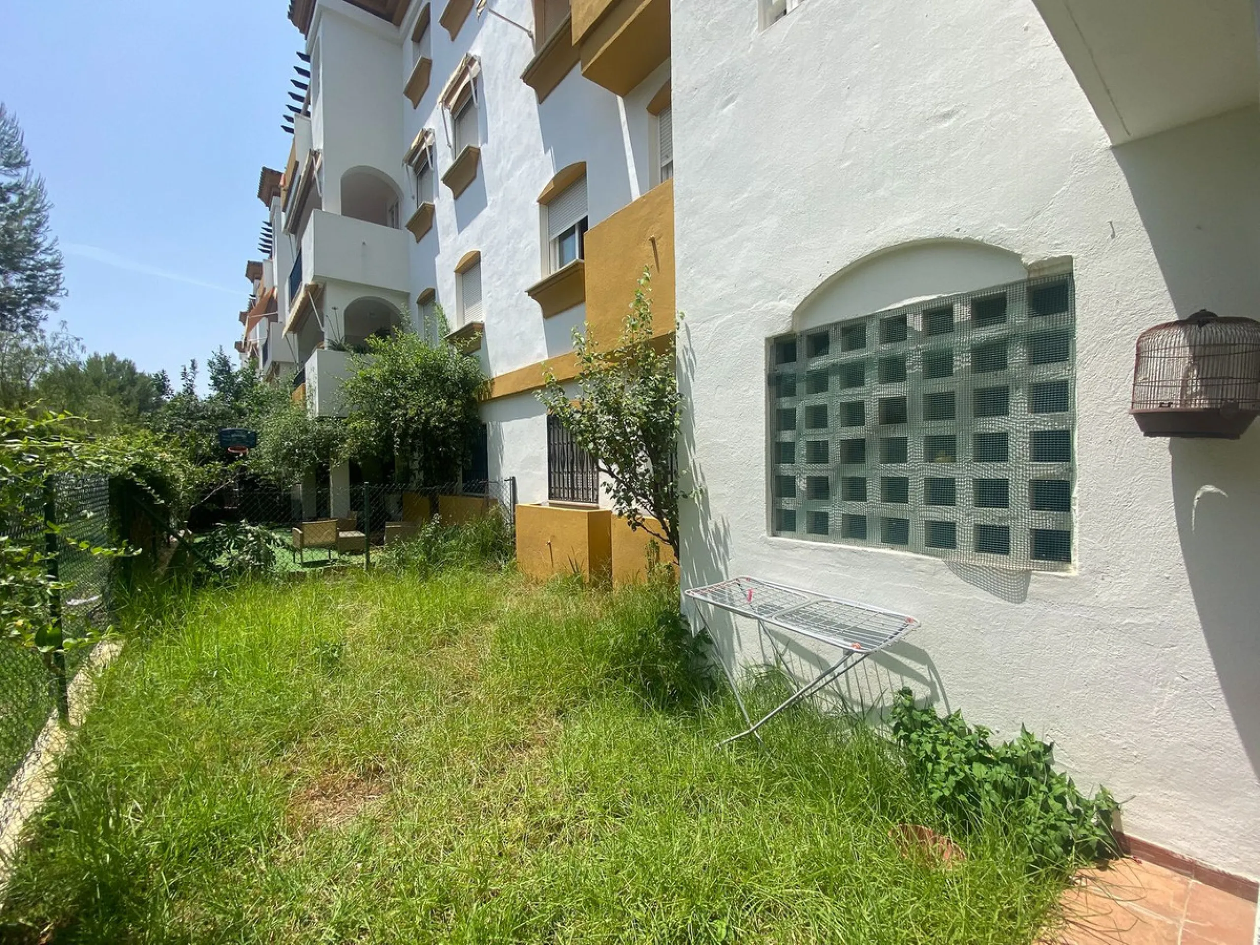 Located in a prestigious urbanization in Nagüeles, in the exclusive neighborhood of La Carolina, Guadalpin, Marbella, this property offers a unique lifestyle.