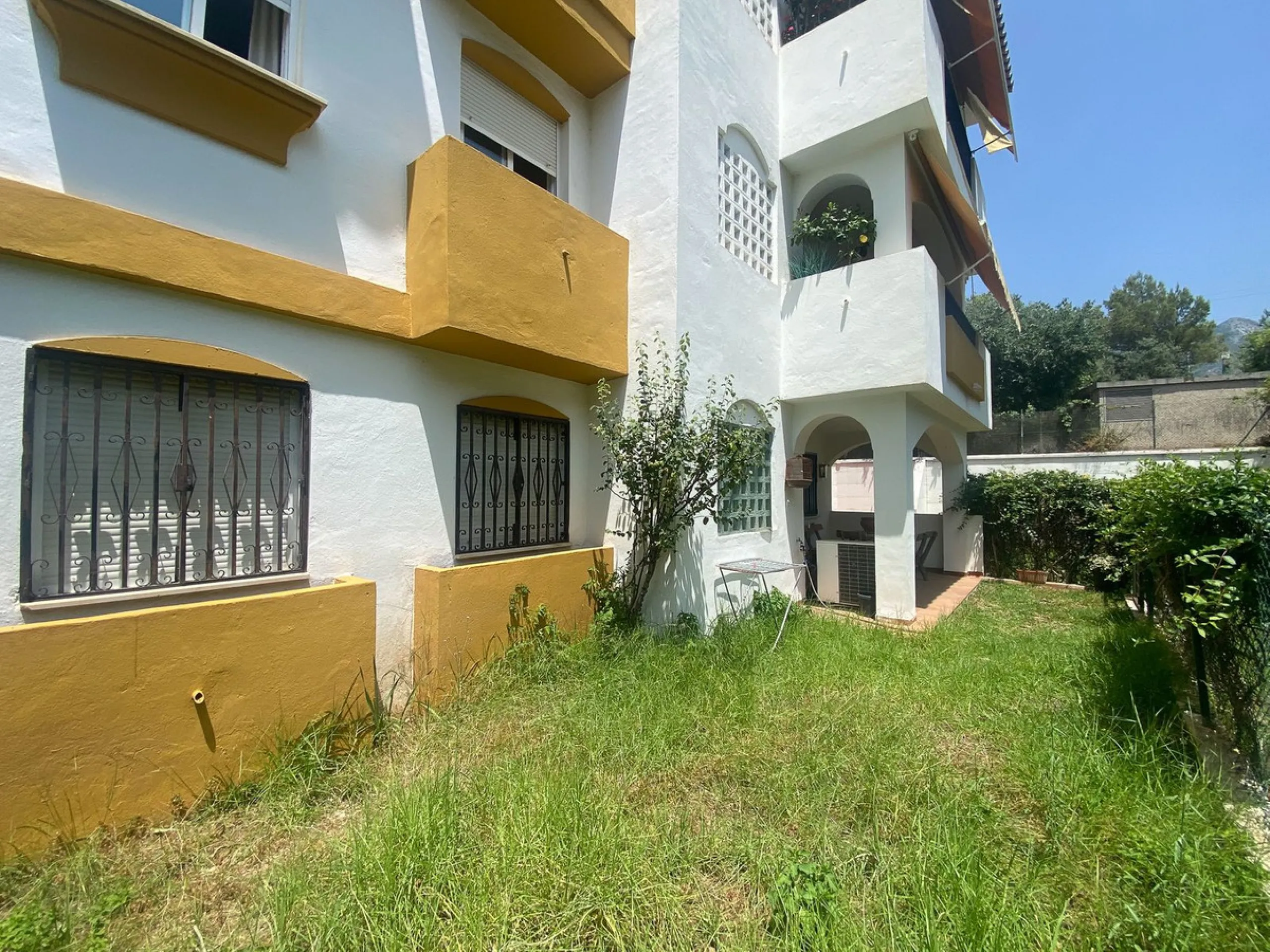 Located in a prestigious urbanization in Nagüeles, in the exclusive neighborhood of La Carolina, Guadalpin, Marbella, this property offers a unique lifestyle.