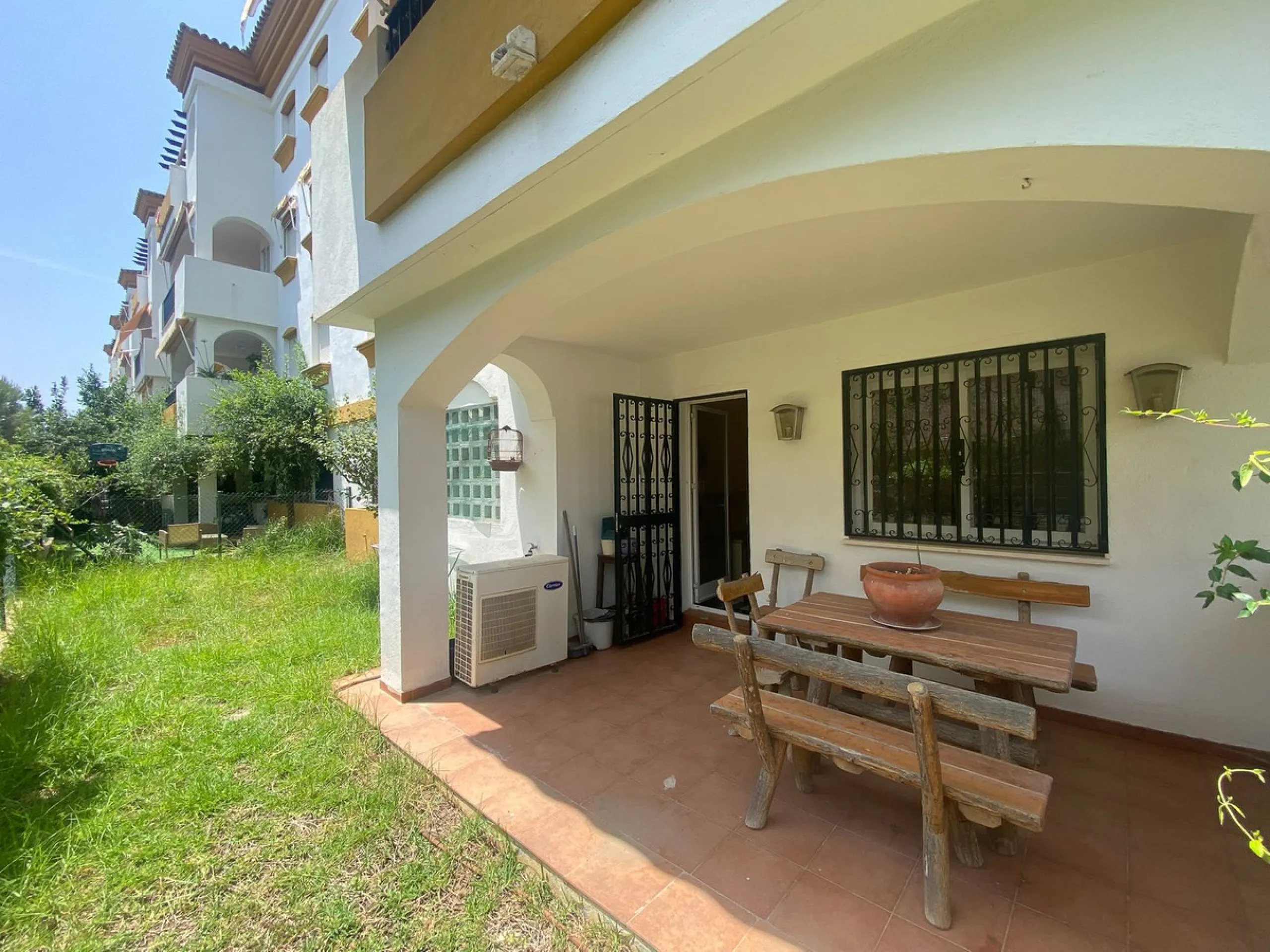Located in a prestigious urbanization in Nagüeles, in the exclusive neighborhood of La Carolina, Guadalpin, Marbella, this property offers a unique lifestyle.