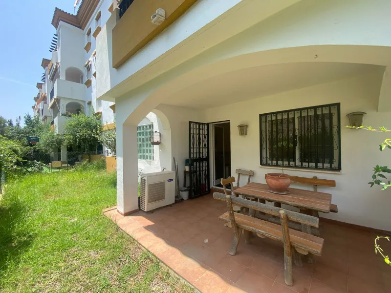 Located in a prestigious urbanization in Nagüeles, in the exclusive neighborhood of La Carolina, Guadalpin, Marbella, this property offers a unique lifestyle.