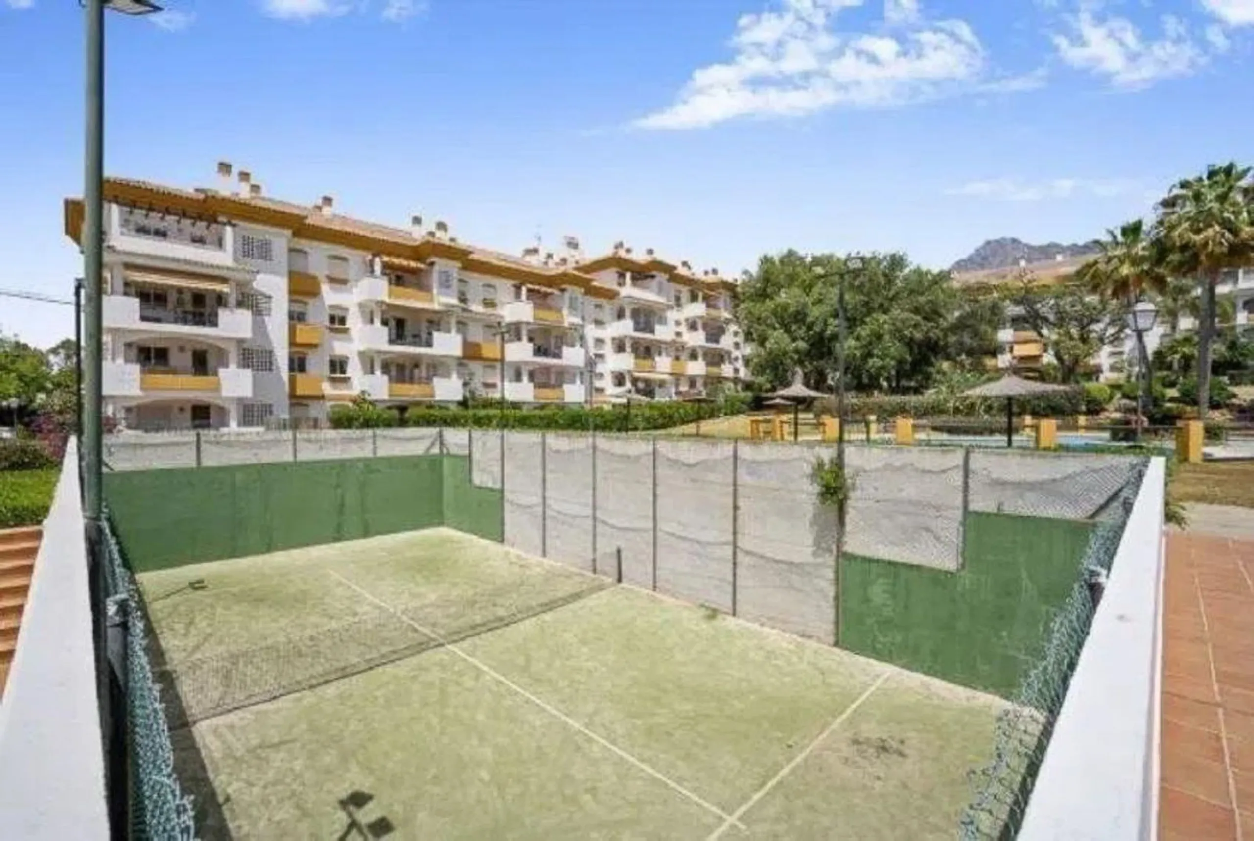 Located in a prestigious urbanization in Nagüeles, in the exclusive neighborhood of La Carolina, Guadalpin, Marbella, this property offers a unique lifestyle.