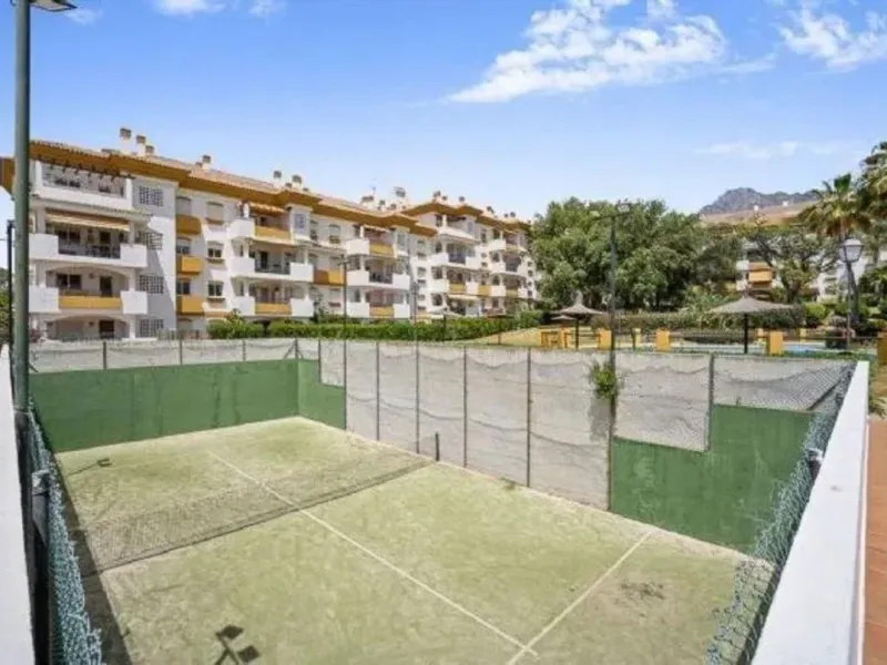 Located in a prestigious urbanization in Nagüeles, in the exclusive neighborhood of La Carolina, Guadalpin, Marbella, this property offers a unique lifestyle.