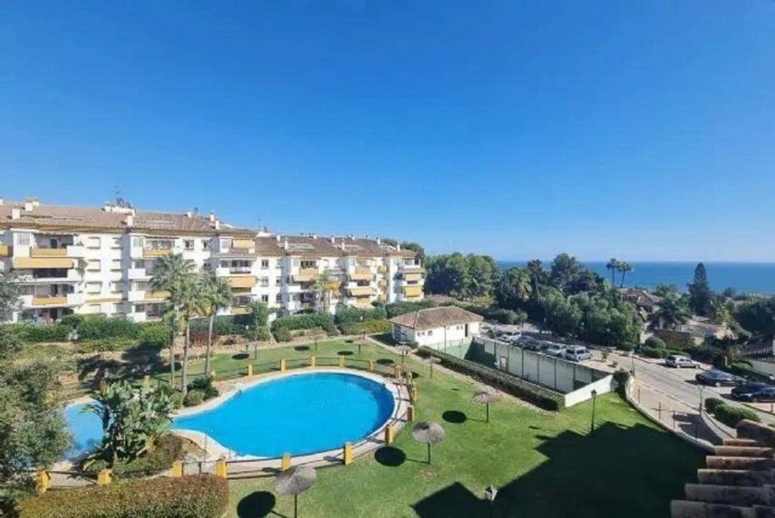 Located in a prestigious urbanization in Nagüeles, in the exclusive neighborhood of La Carolina, Guadalpin, Marbella, this property offers a unique lifestyle.
