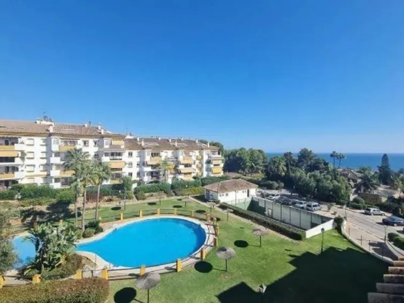 Located in a prestigious urbanization in Nagüeles, in the exclusive neighborhood of La Carolina, Guadalpin, Marbella, this property offers a unique lifestyle.