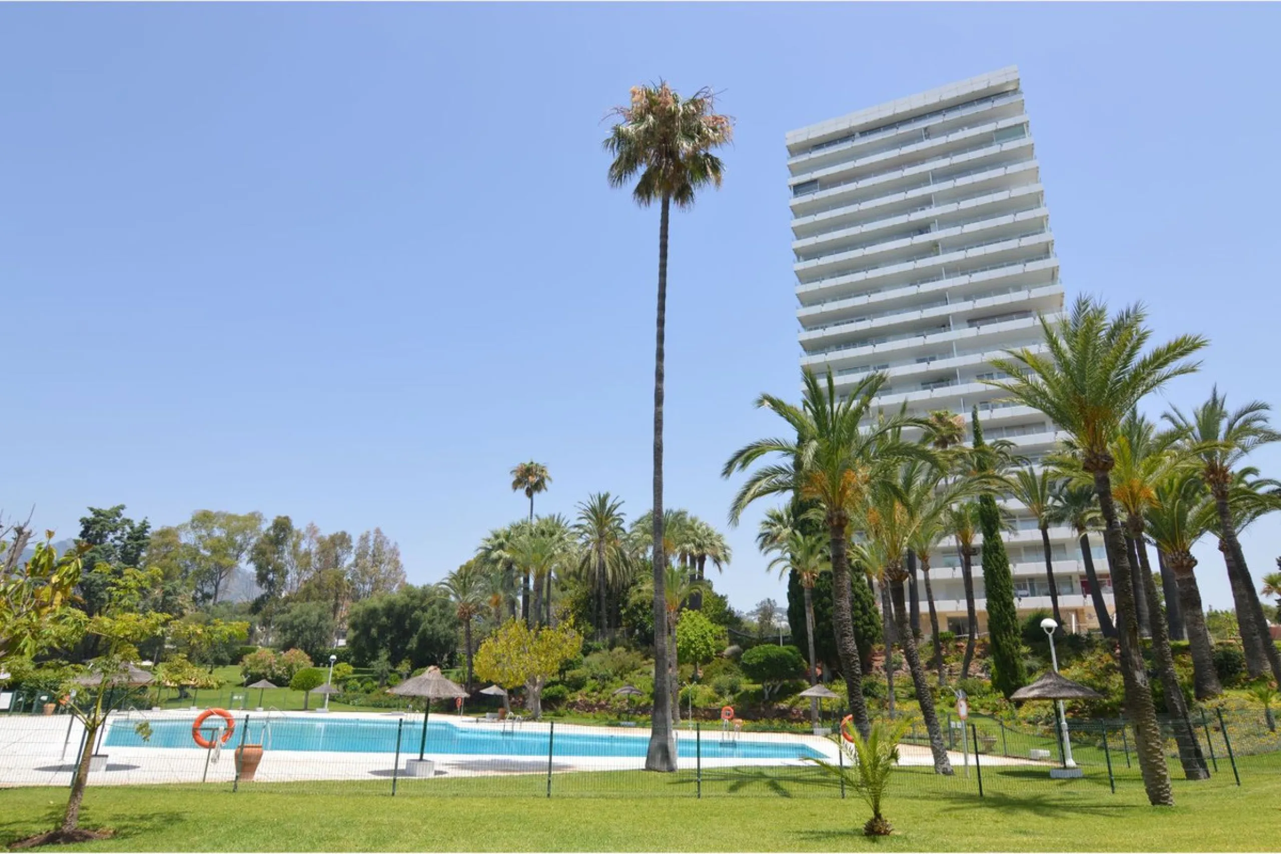 Apartment - Middle Floor Apartment в продаже в Marbella, Málaga. В доме 3 спален и 2 ванных комнат. Площадь дома 118 м²