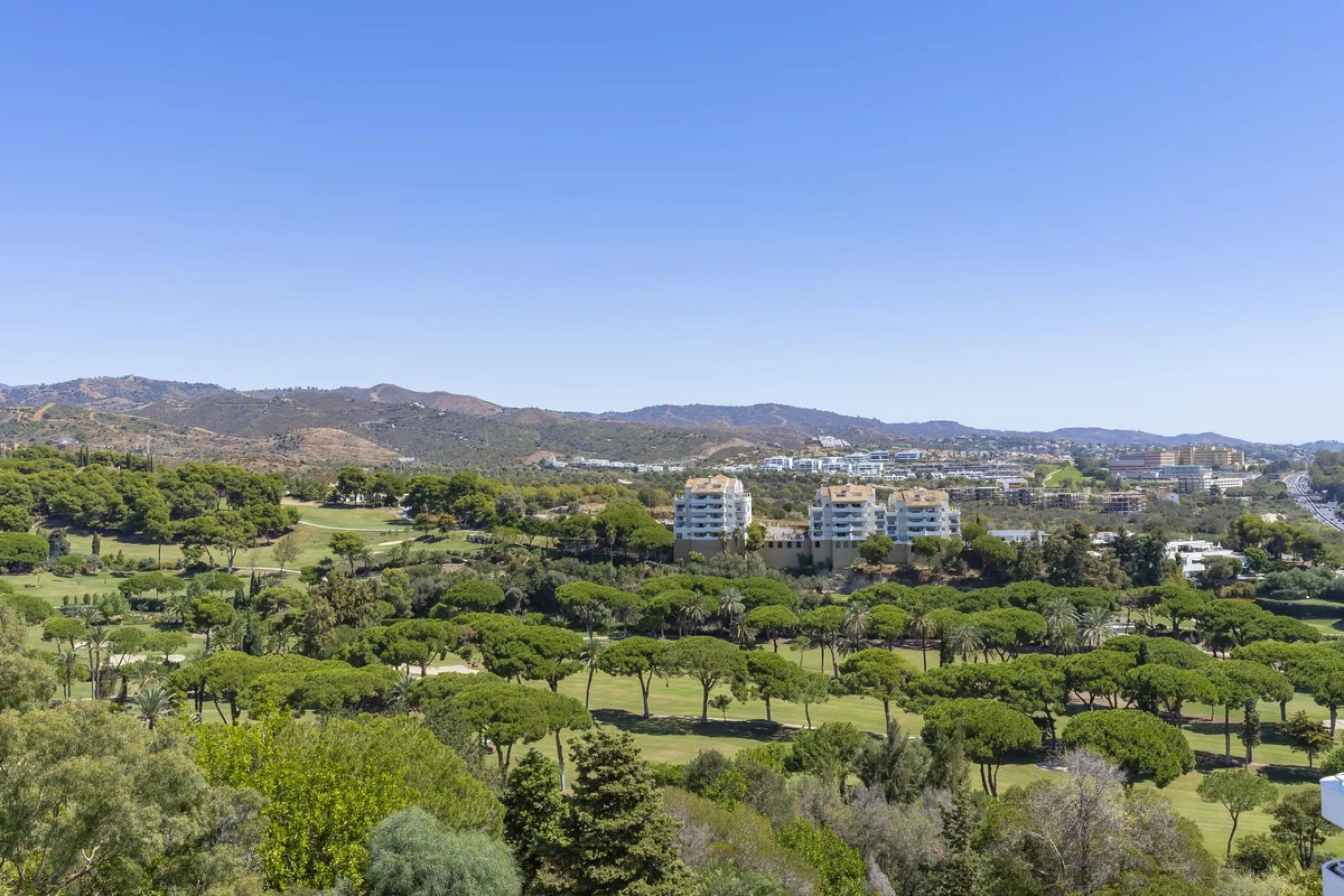 Apartment - Middle Floor Apartment в продаже в Marbella, Málaga. В доме 3 спален и 2 ванных комнат. Площадь дома 118 м²