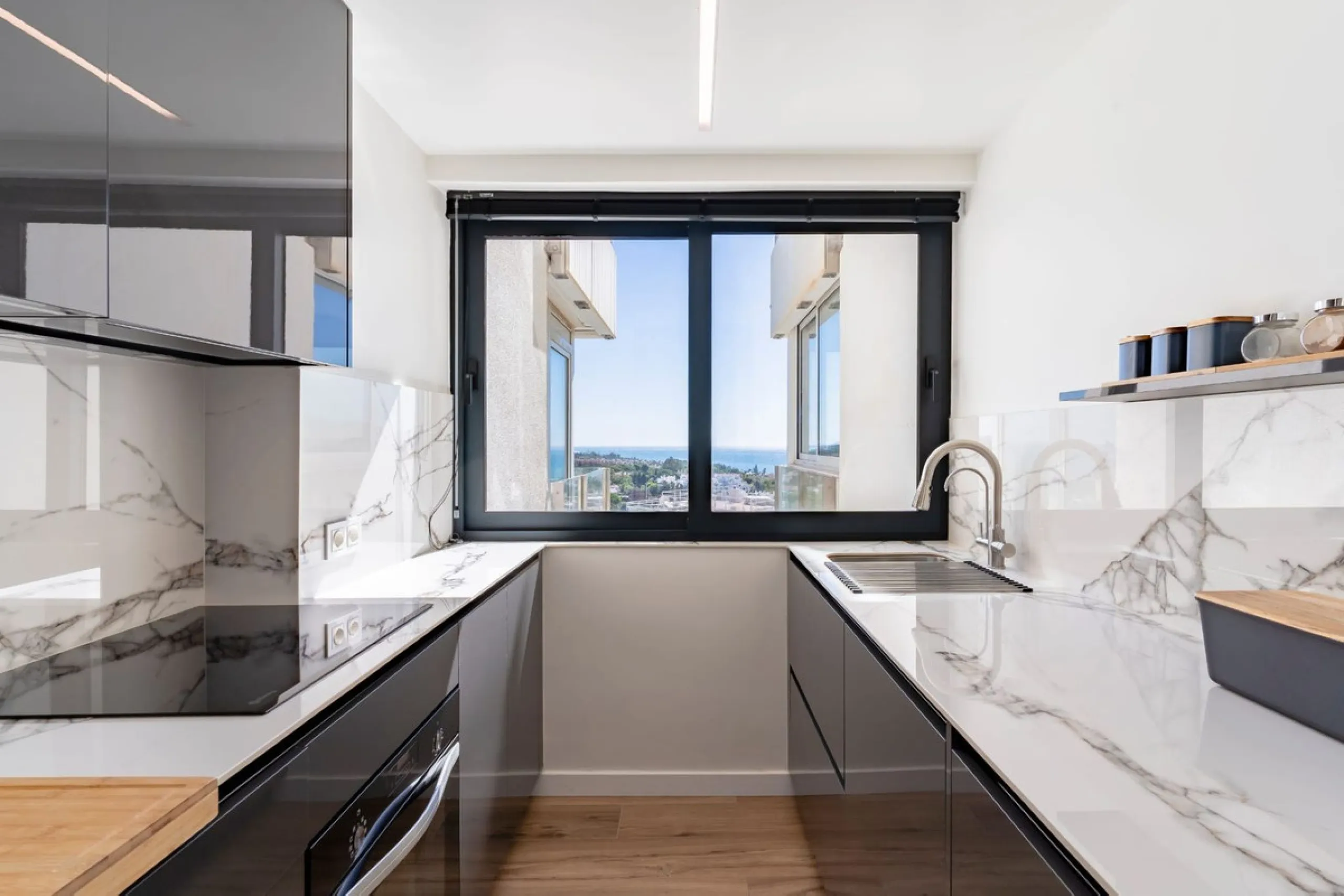 Apartment - Middle Floor Apartment в продаже в Marbella, Málaga. В доме 3 спален и 2 ванных комнат. Площадь дома 118 м²