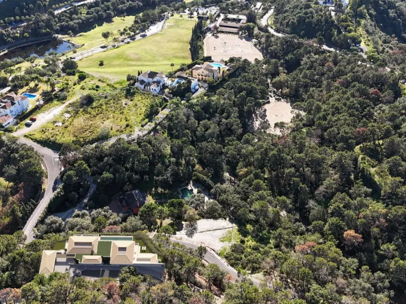 New TURN KEY project in the quietest zone of the fabulous Marbella Club Golf Resort, within walking distance to the equestrian centre, the golf practice range and the Club House.