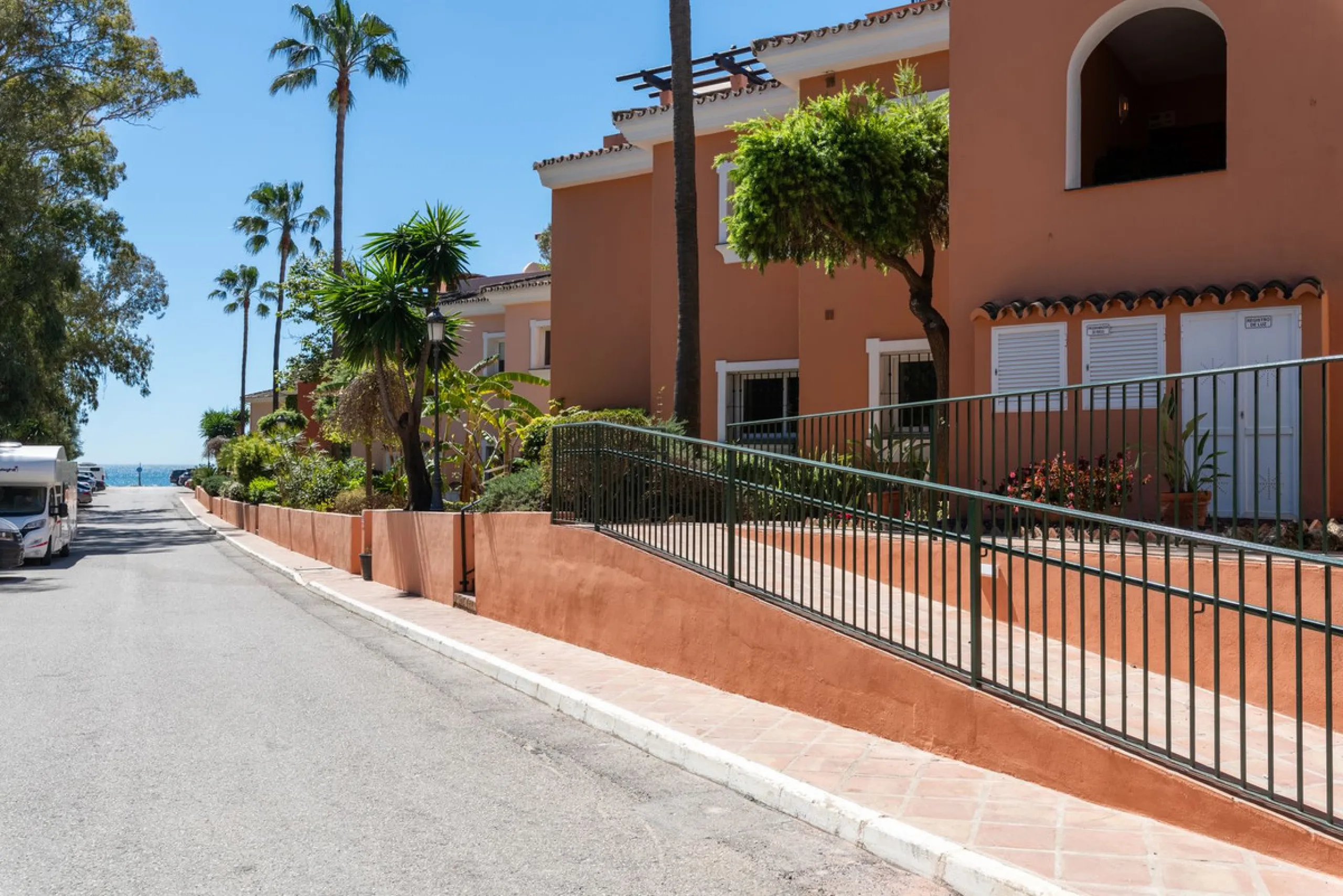 Live just 80 meters from the beach! Stunning Penthouse with harmonious spaces and views – New Golden Mile