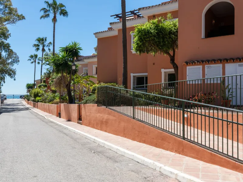 Live just 80 meters from the beach! Stunning Penthouse with harmonious spaces and views – New Golden Mile