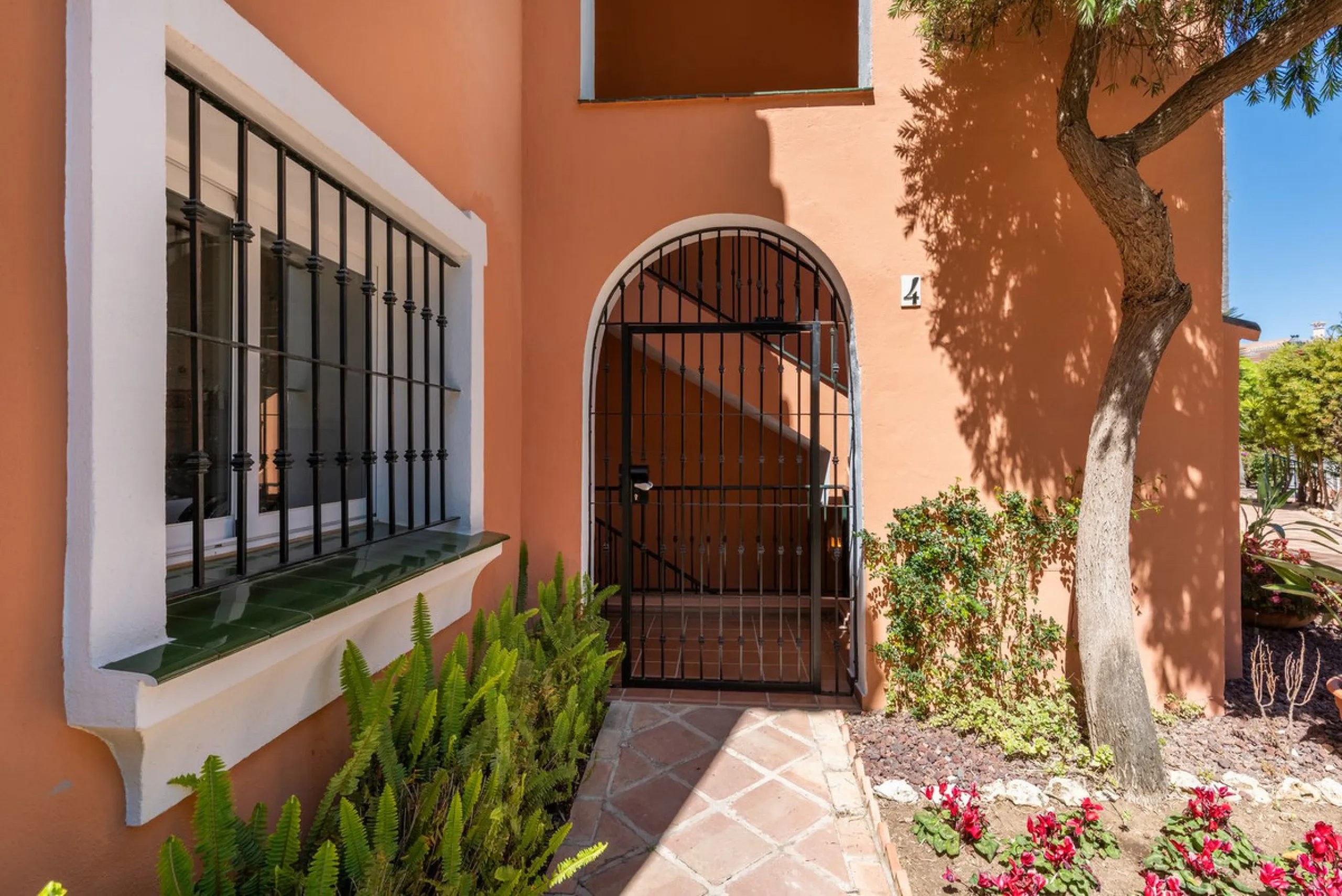 Live just 80 meters from the beach! Stunning Penthouse with harmonious spaces and views – New Golden Mile