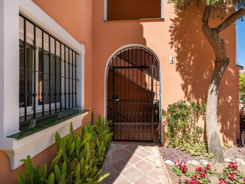 Live just 80 meters from the beach! Stunning Penthouse with harmonious spaces and views – New Golden Mile