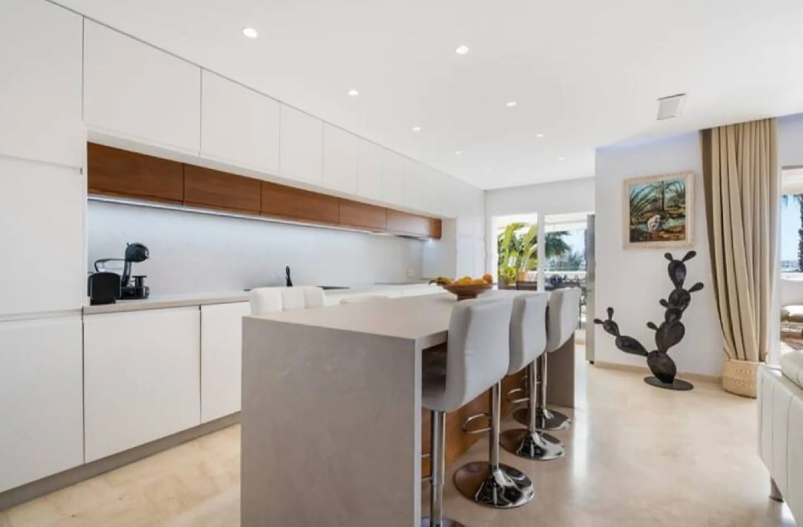 Live just 80 meters from the beach! Stunning Penthouse with harmonious spaces and views – New Golden Mile