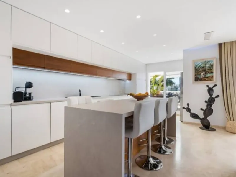 Live just 80 meters from the beach! Stunning Penthouse with harmonious spaces and views – New Golden Mile