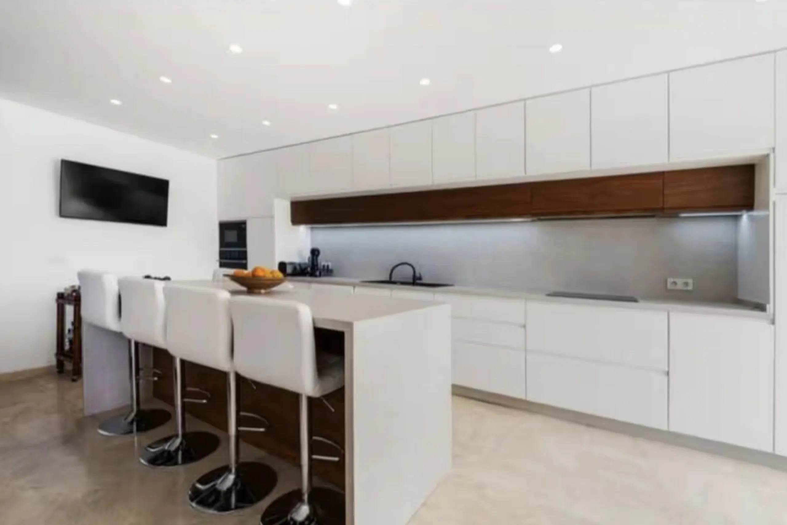 Live just 80 meters from the beach! Stunning Penthouse with harmonious spaces and views – New Golden Mile