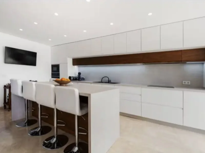 Live just 80 meters from the beach! Stunning Penthouse with harmonious spaces and views – New Golden Mile
