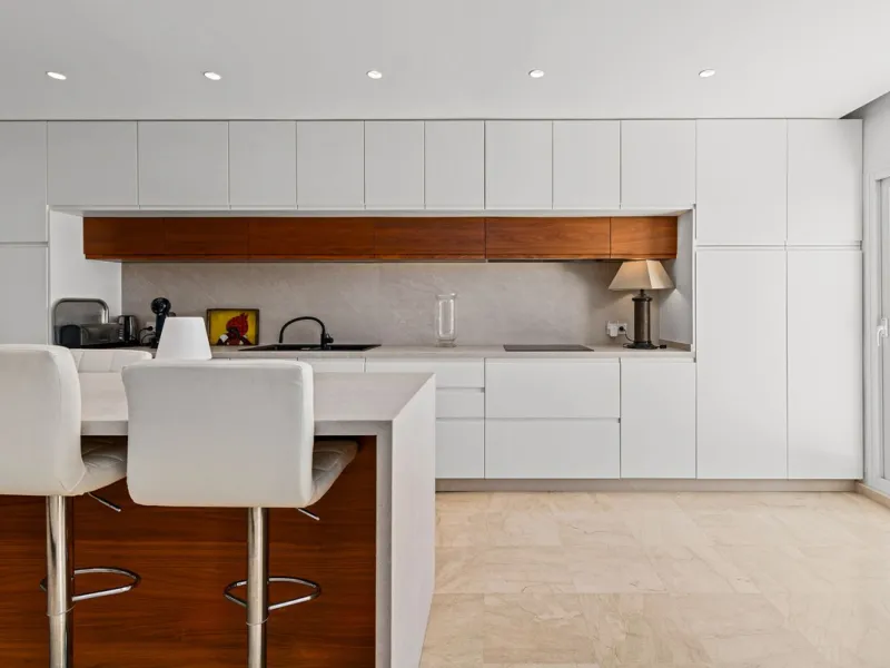 Live just 80 meters from the beach! Stunning Penthouse with harmonious spaces and views – New Golden Mile