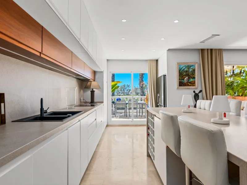 Live just 80 meters from the beach! Stunning Penthouse with harmonious spaces and views – New Golden Mile