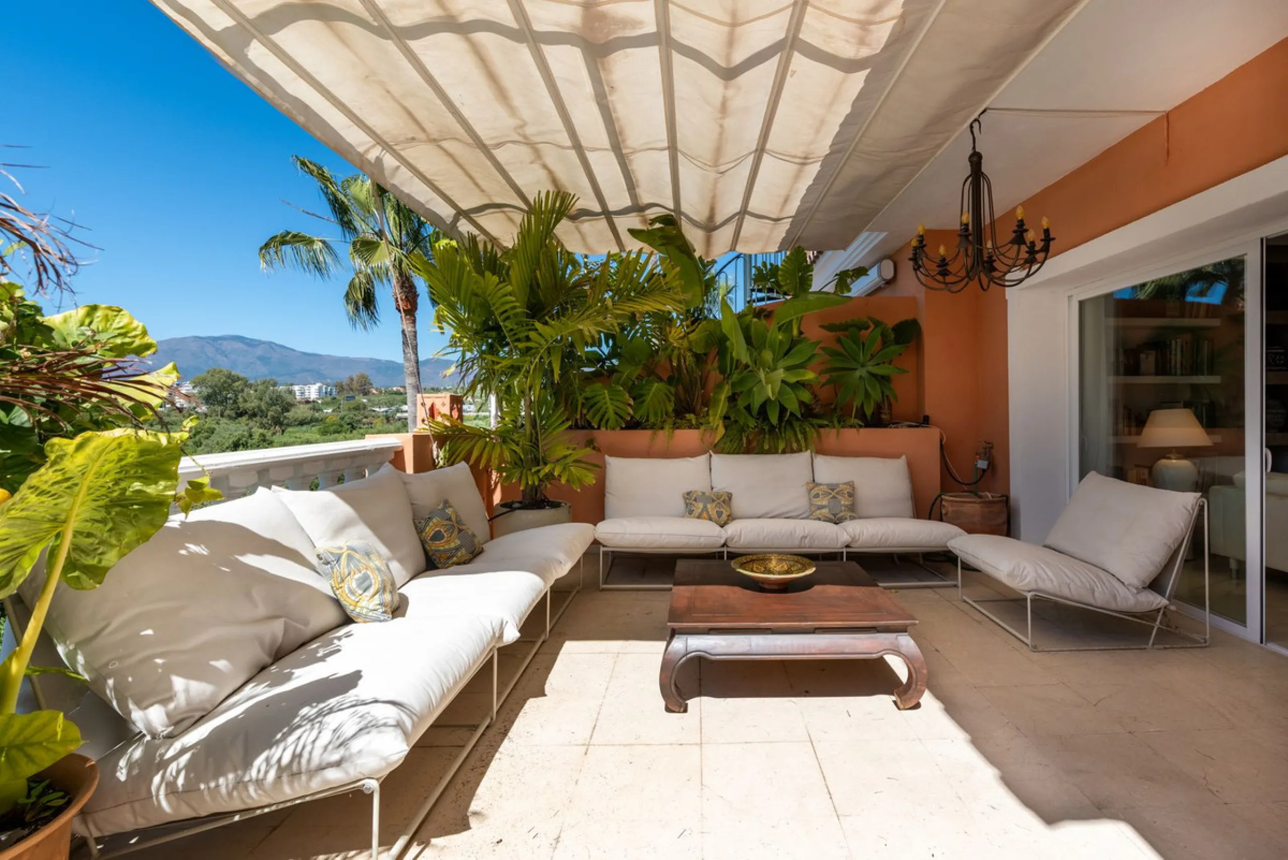 Live just 80 meters from the beach! Stunning Penthouse with harmonious spaces and views – New Golden Mile
