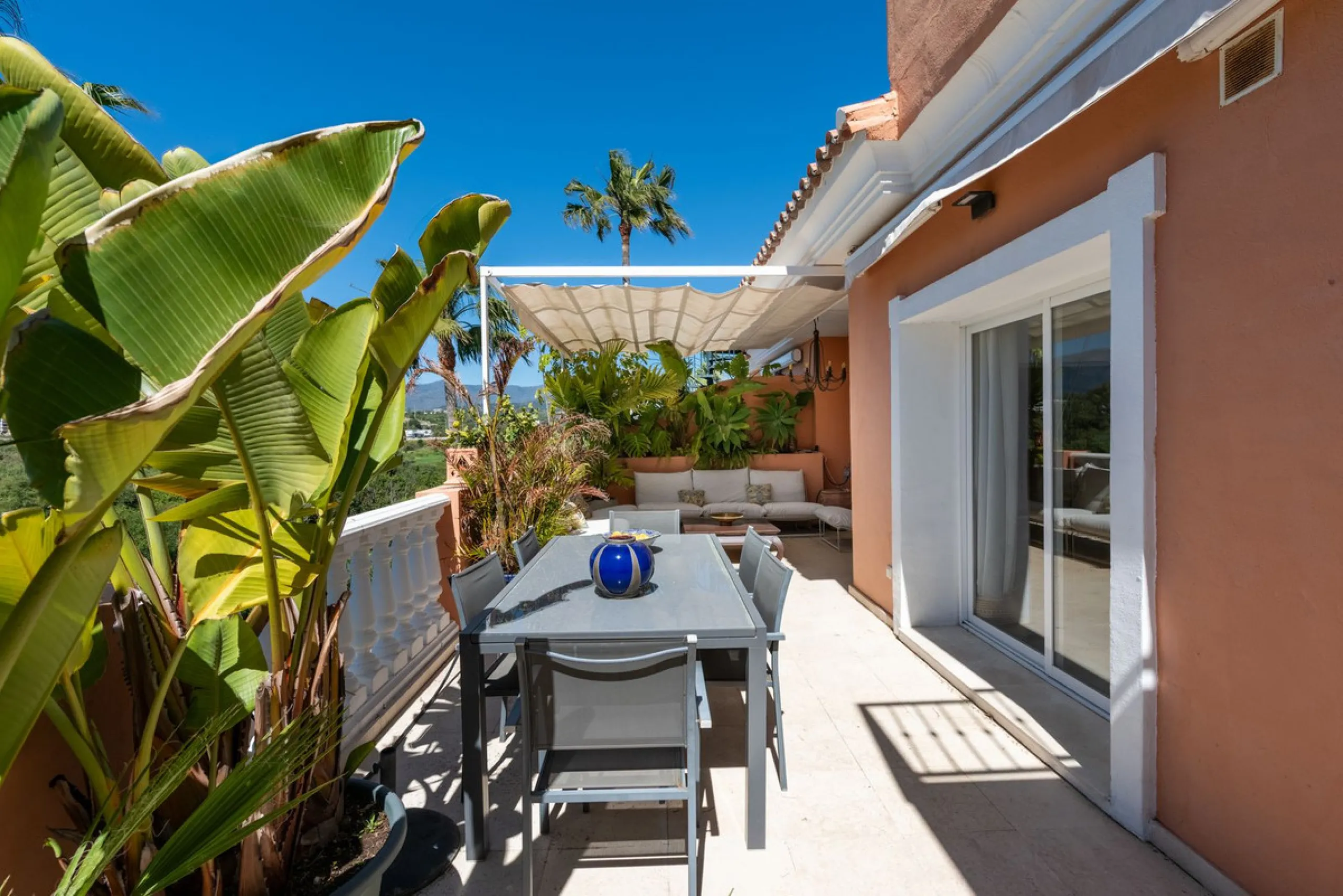 Live just 80 meters from the beach! Stunning Penthouse with harmonious spaces and views – New Golden Mile