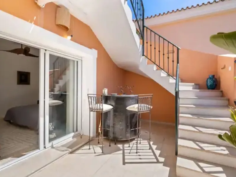 Live just 80 meters from the beach! Stunning Penthouse with harmonious spaces and views – New Golden Mile