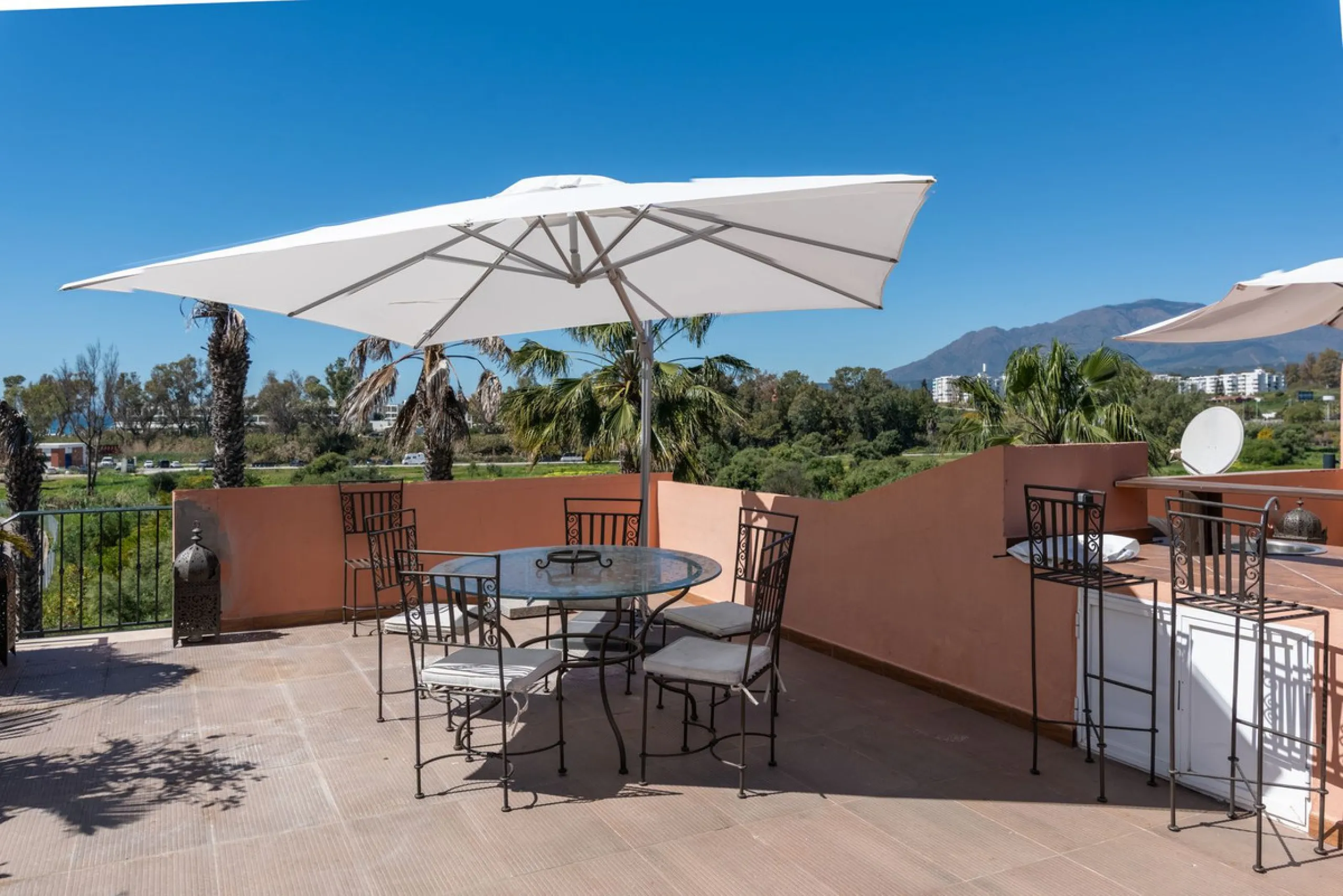 Live just 80 meters from the beach! Stunning Penthouse with harmonious spaces and views – New Golden Mile