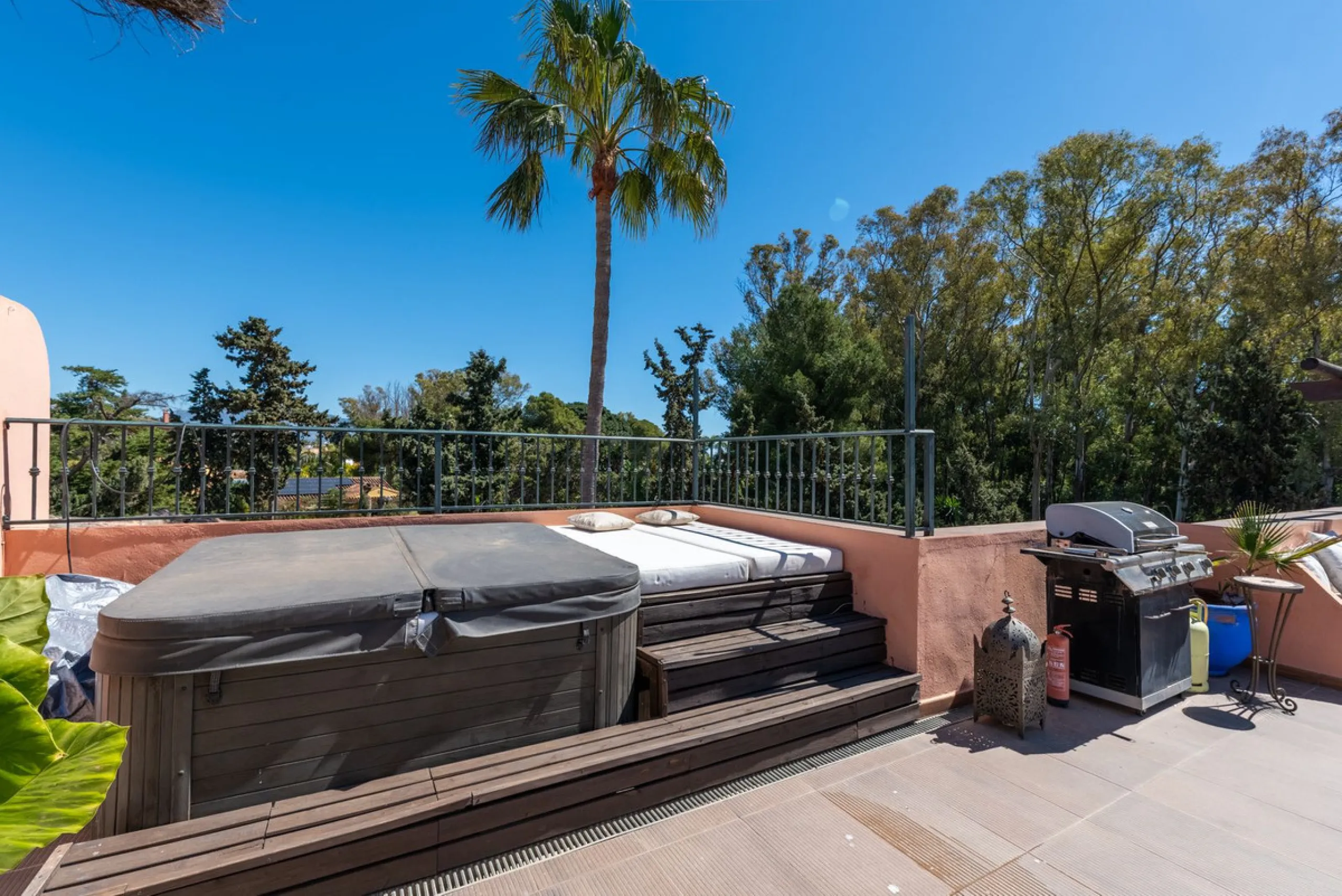 Live just 80 meters from the beach! Stunning Penthouse with harmonious spaces and views – New Golden Mile