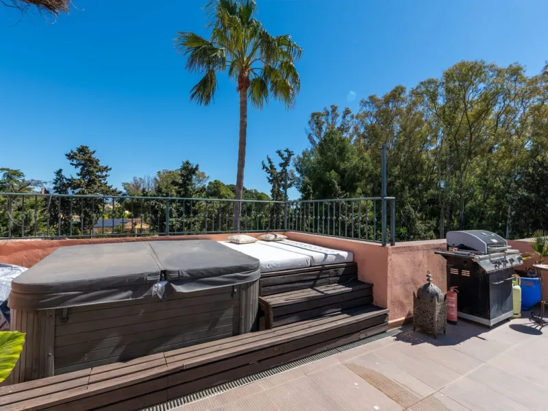 Live just 80 meters from the beach! Stunning Penthouse with harmonious spaces and views – New Golden Mile