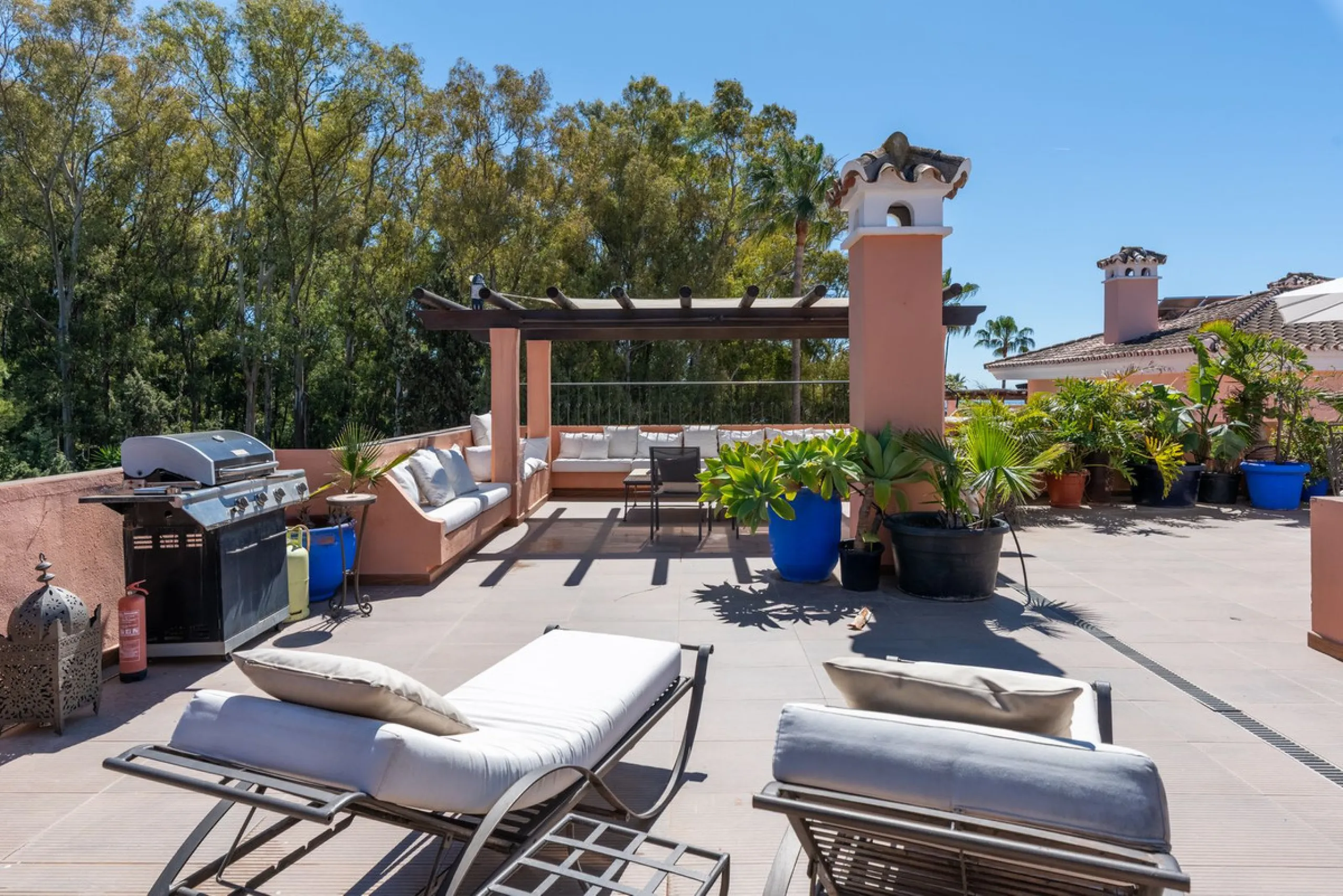 Live just 80 meters from the beach! Stunning Penthouse with harmonious spaces and views – New Golden Mile