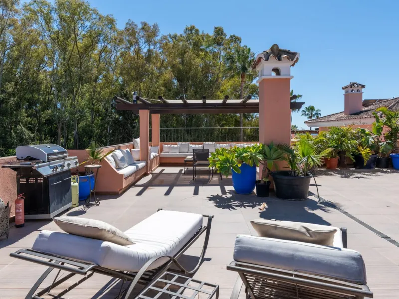 Live just 80 meters from the beach! Stunning Penthouse with harmonious spaces and views – New Golden Mile