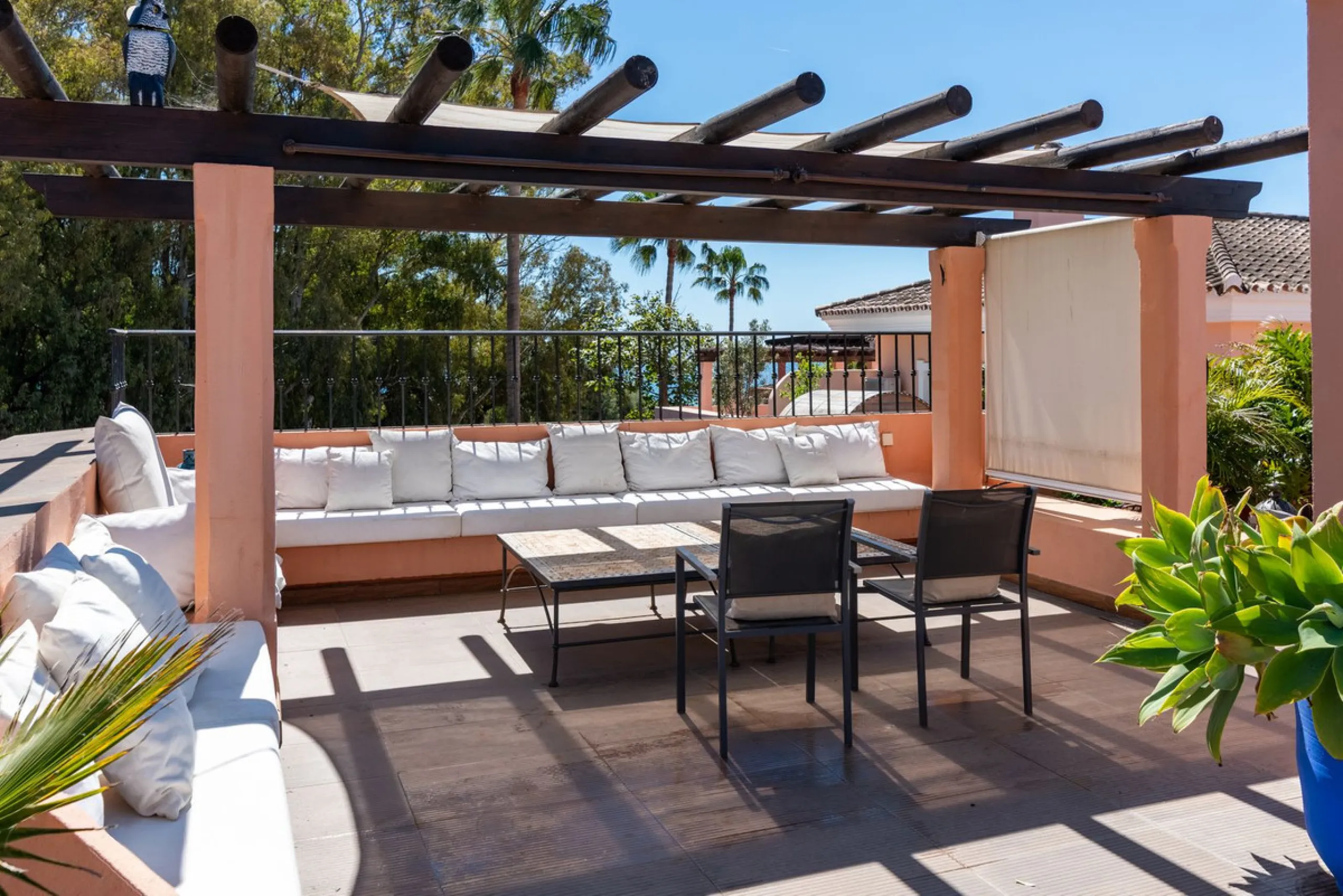 Live just 80 meters from the beach! Stunning Penthouse with harmonious spaces and views – New Golden Mile