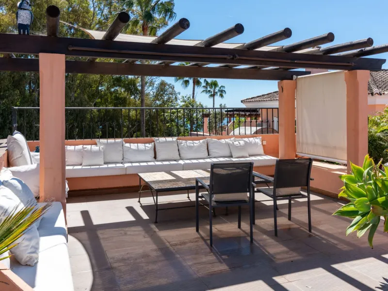 Live just 80 meters from the beach! Stunning Penthouse with harmonious spaces and views – New Golden Mile