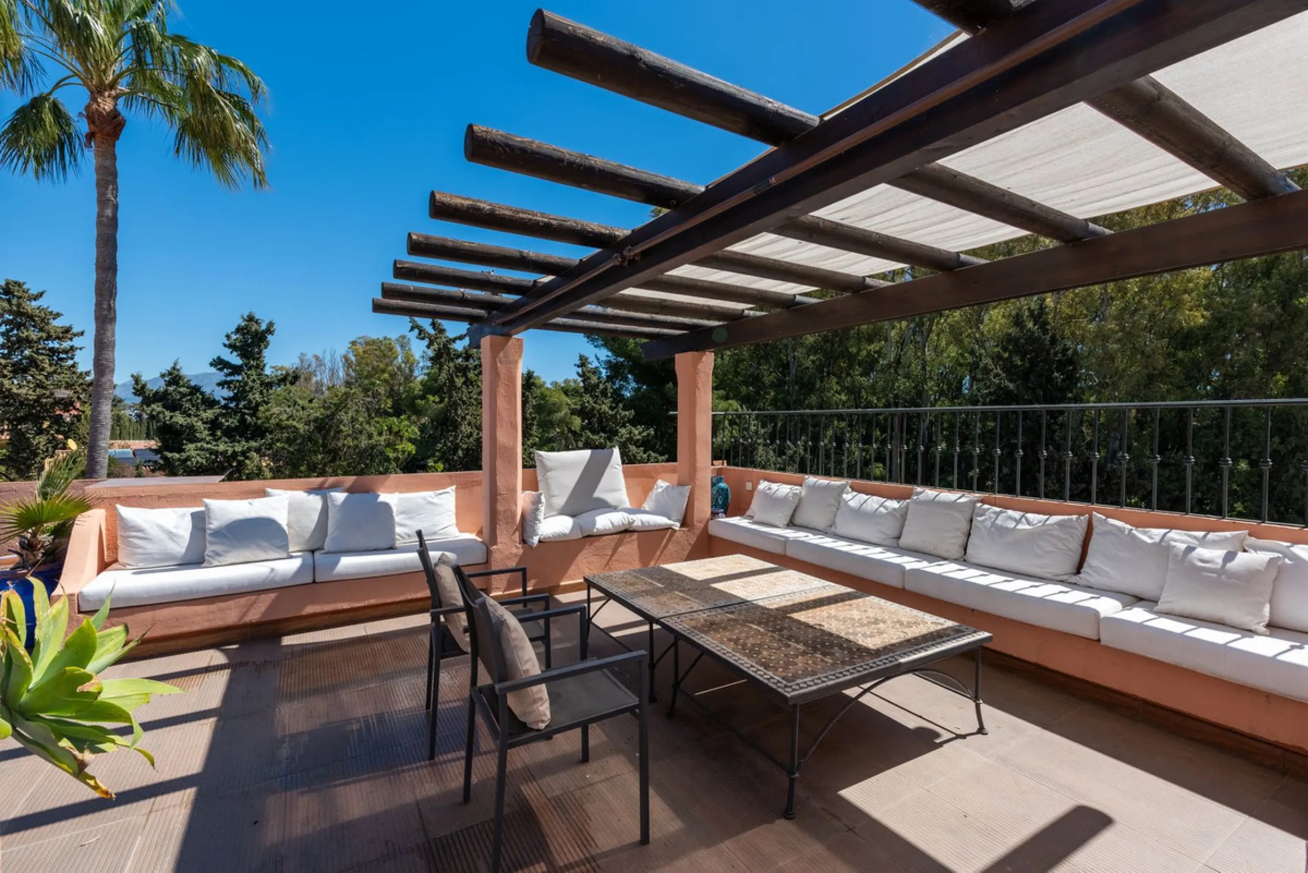 Live just 80 meters from the beach! Stunning Penthouse with harmonious spaces and views – New Golden Mile