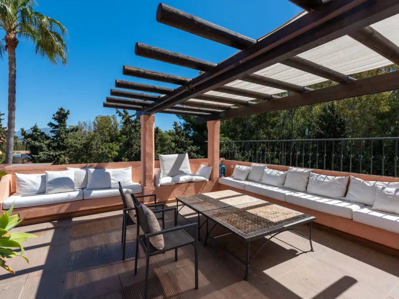 Live just 80 meters from the beach! Stunning Penthouse with harmonious spaces and views – New Golden Mile