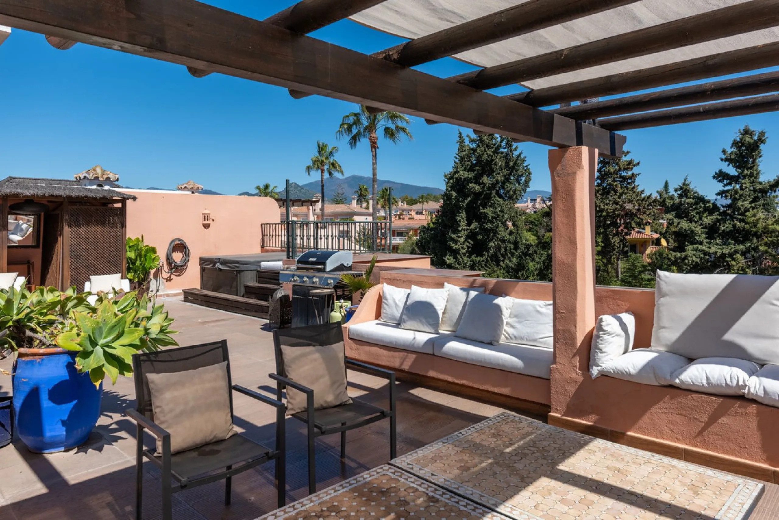 Live just 80 meters from the beach! Stunning Penthouse with harmonious spaces and views – New Golden Mile