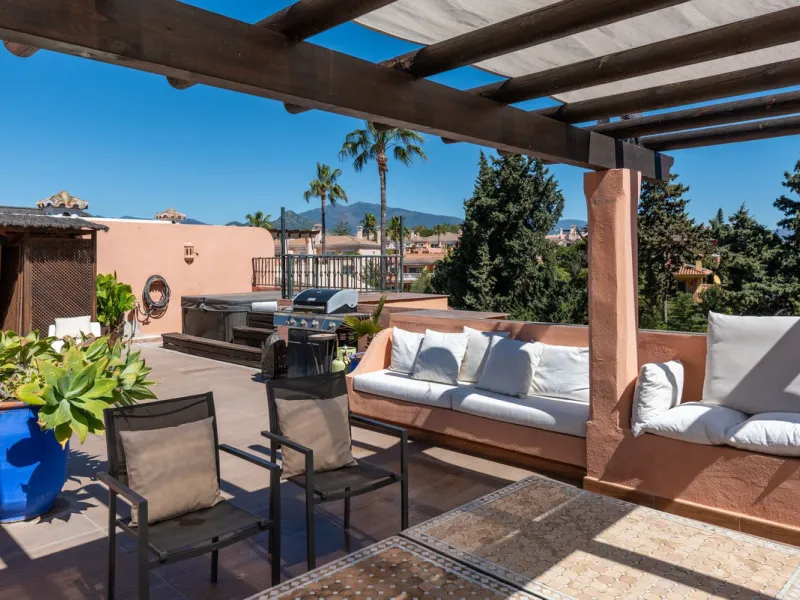 Live just 80 meters from the beach! Stunning Penthouse with harmonious spaces and views – New Golden Mile