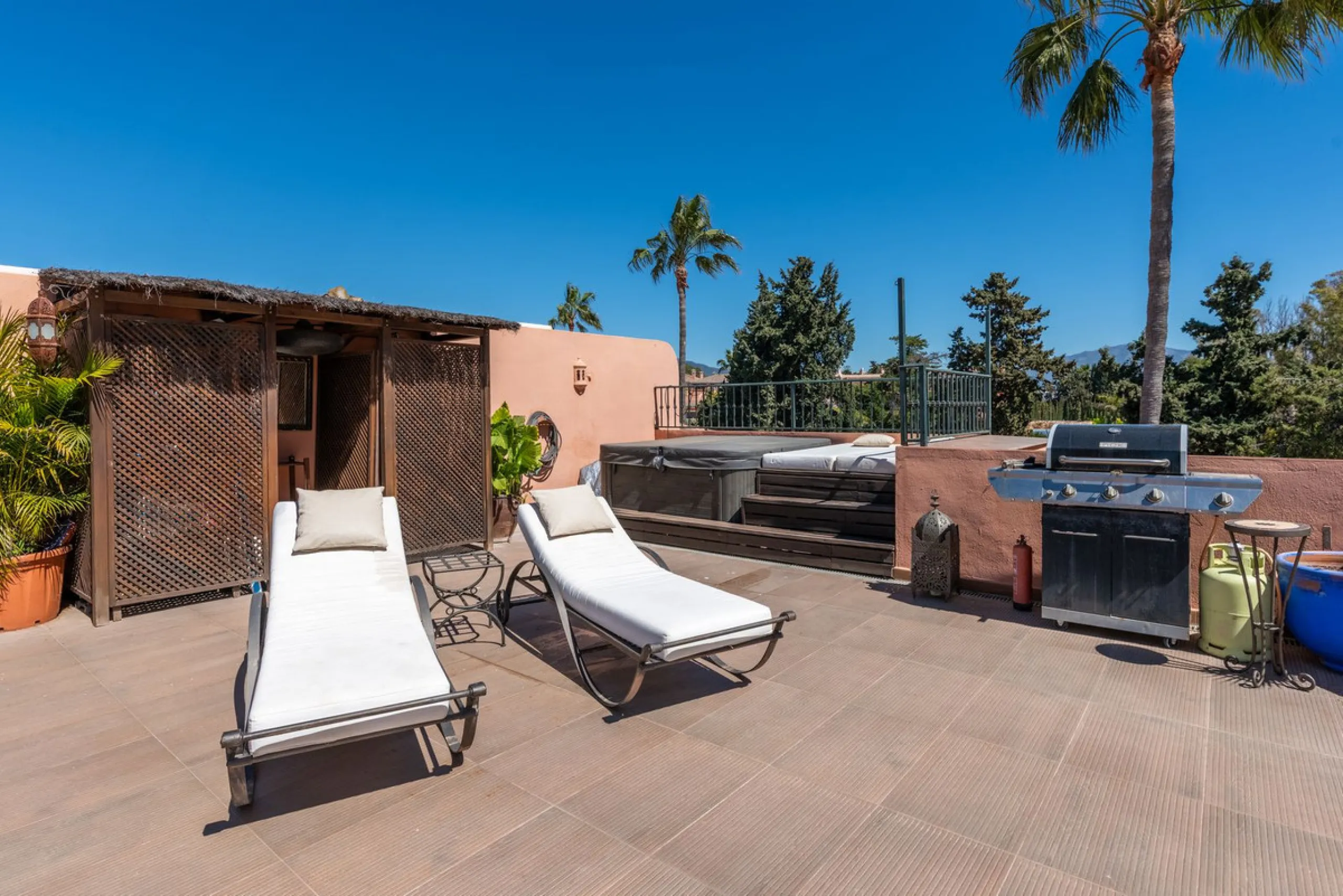 Live just 80 meters from the beach! Stunning Penthouse with harmonious spaces and views – New Golden Mile