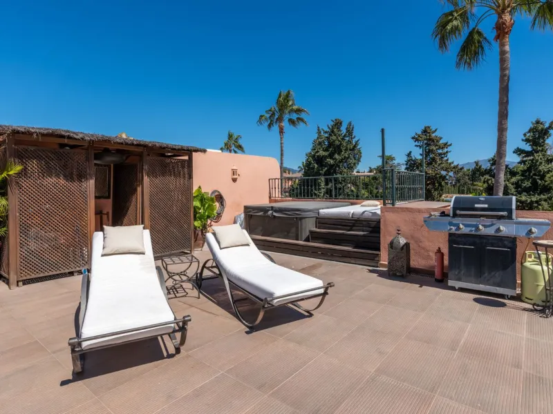 Live just 80 meters from the beach! Stunning Penthouse with harmonious spaces and views – New Golden Mile