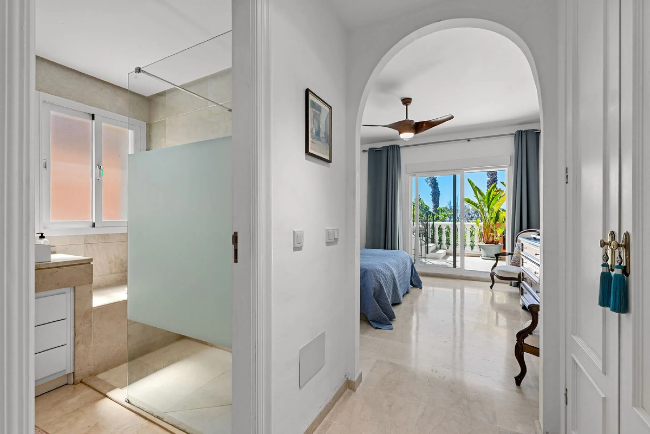 Live just 80 meters from the beach! Stunning Penthouse with harmonious spaces and views – New Golden Mile