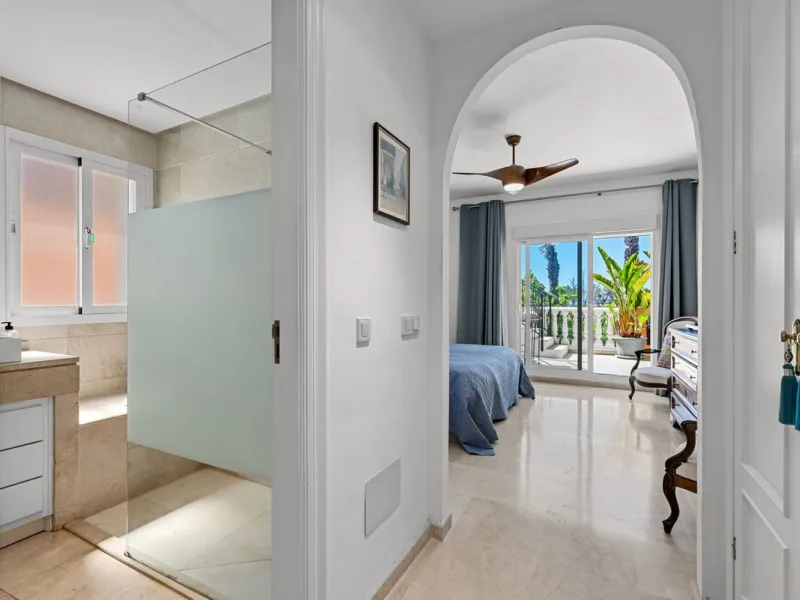 Live just 80 meters from the beach! Stunning Penthouse with harmonious spaces and views – New Golden Mile