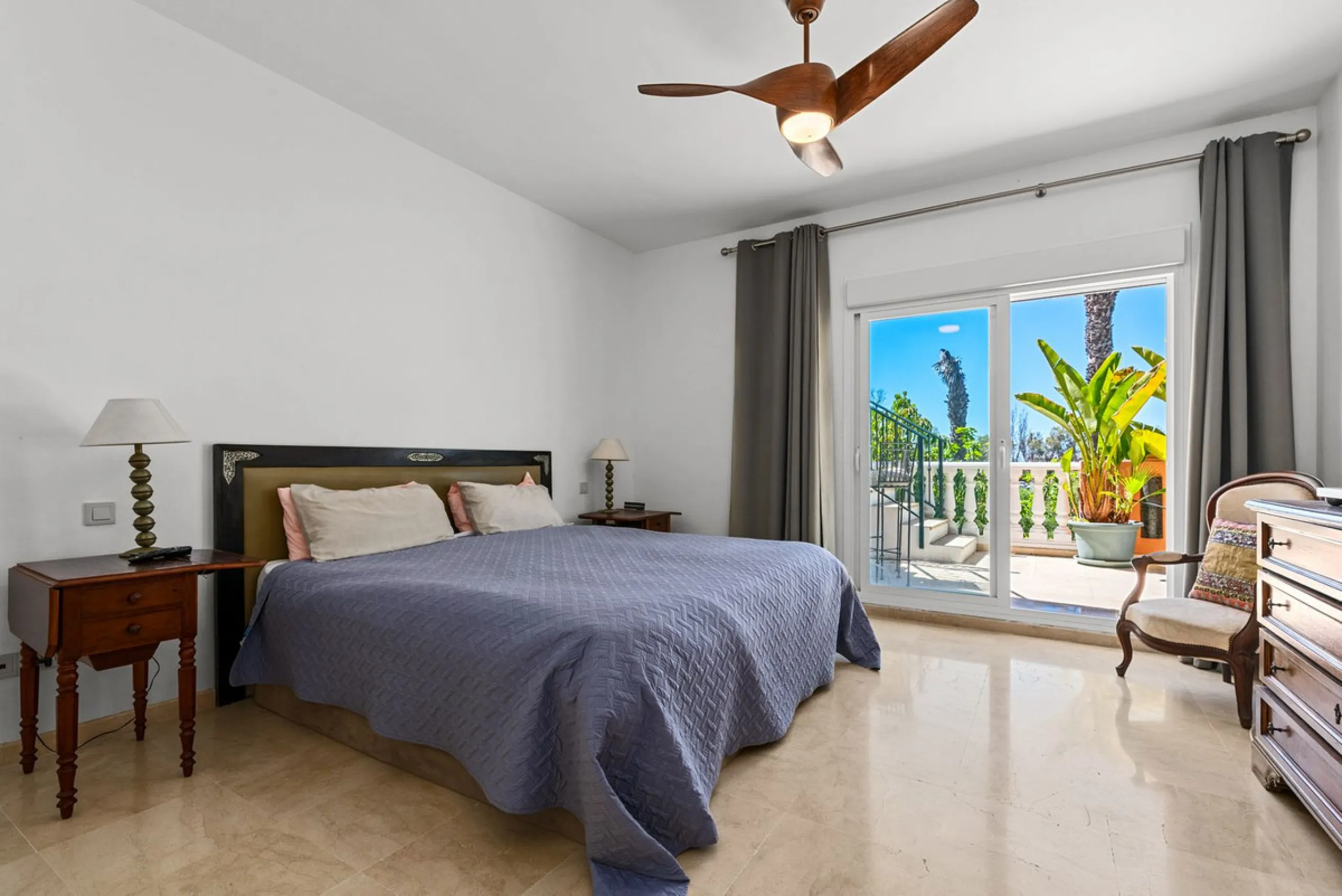 Live just 80 meters from the beach! Stunning Penthouse with harmonious spaces and views – New Golden Mile